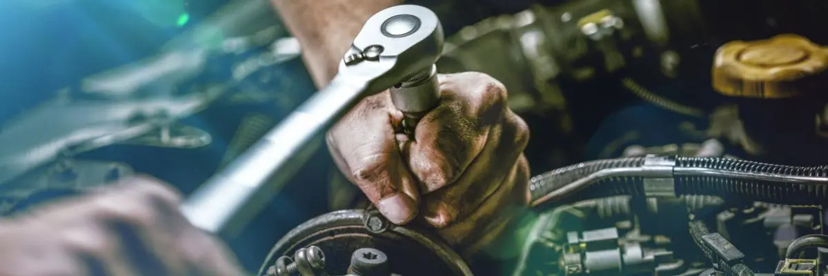 Naprawa samochodu u klienta — mechanik mobilny